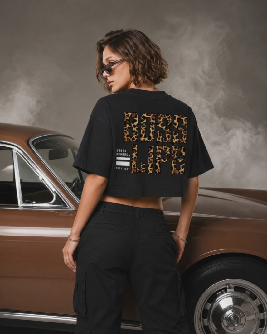 Camiseta cropped over feminina Leopard Urban Boss Life em vídeo na modelo