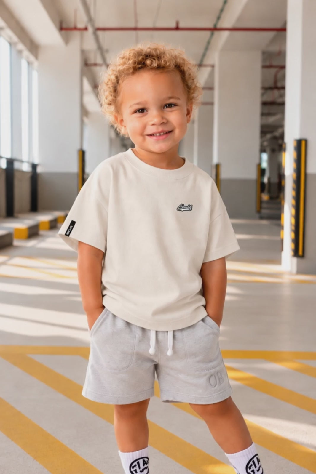 Vídeo da Camiseta Oversized Infantil Lisa Boss Life off white em uso