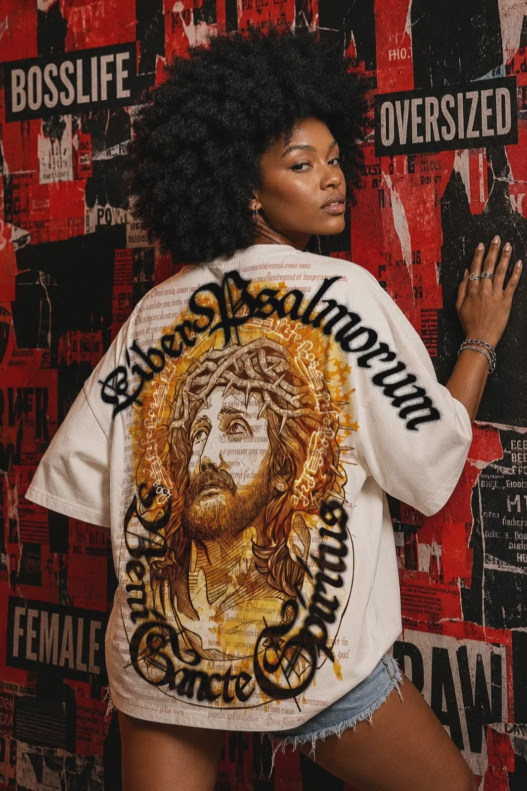 Camiseta oversized feminina Liber Psalmorum Boss Life - vídeo da peça em movimento
