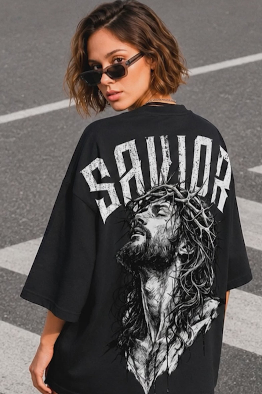 Camiseta oversized feminina Savior Boss Life - vídeo da peça em movimento