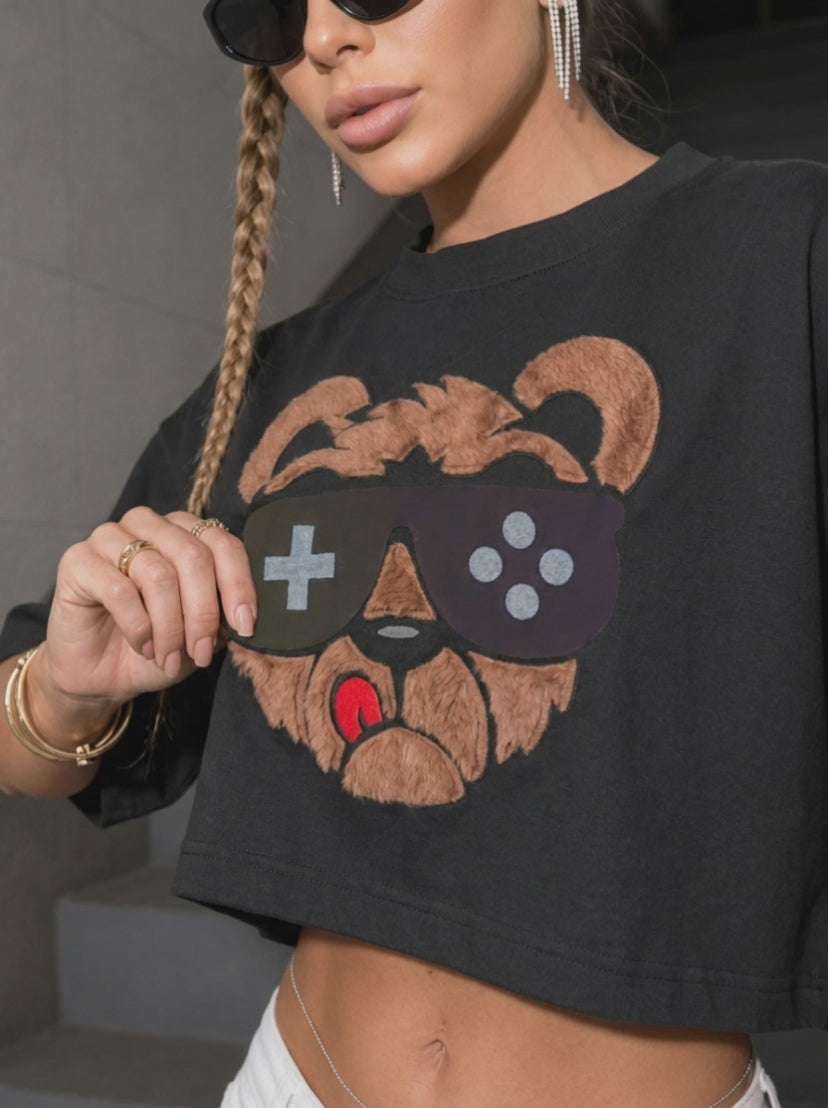 Camiseta cropped over feminina Bear Bl Sunglass Boss Life em vídeo na modelo