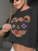 Camiseta cropped over feminina Bear Bl Sunglass Boss Life em vídeo na modelo