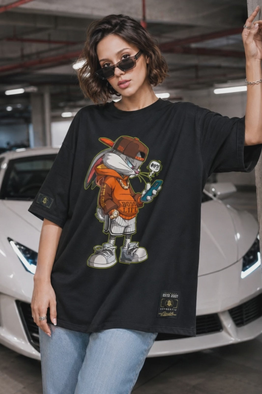 Camiseta oversized feminina Pernalonga Boss Life - vídeo da peça em movimento