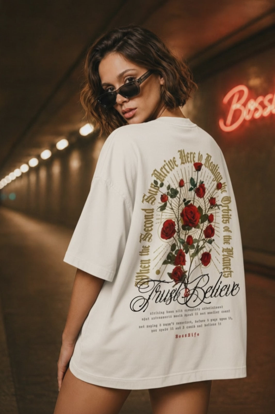 Camiseta oversized feminina Trust and Believe Boss Life - vídeo da peça em movimento