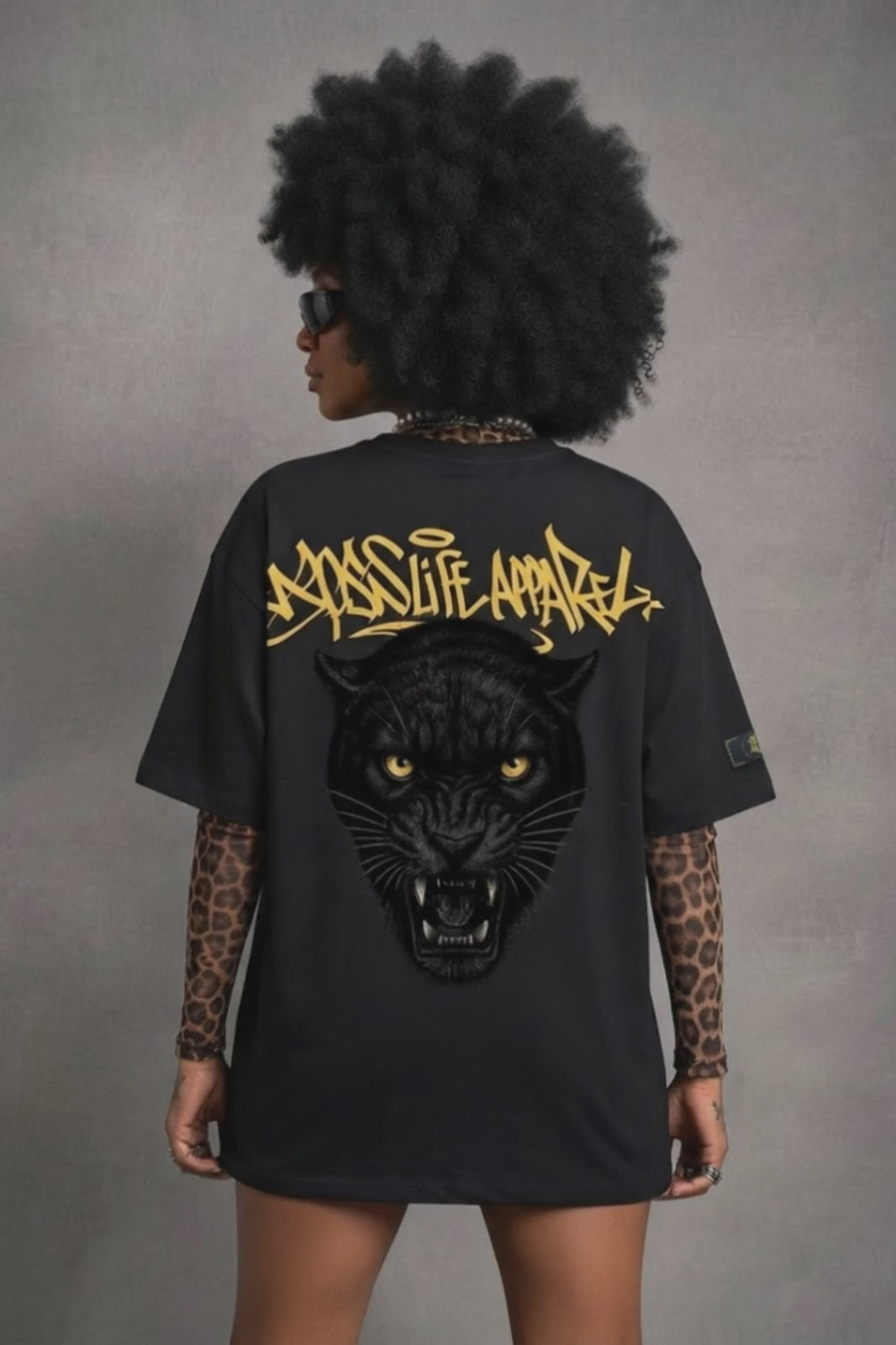 Camiseta oversized feminina Pantera Negra Boss Life - vídeo da peça em movimento