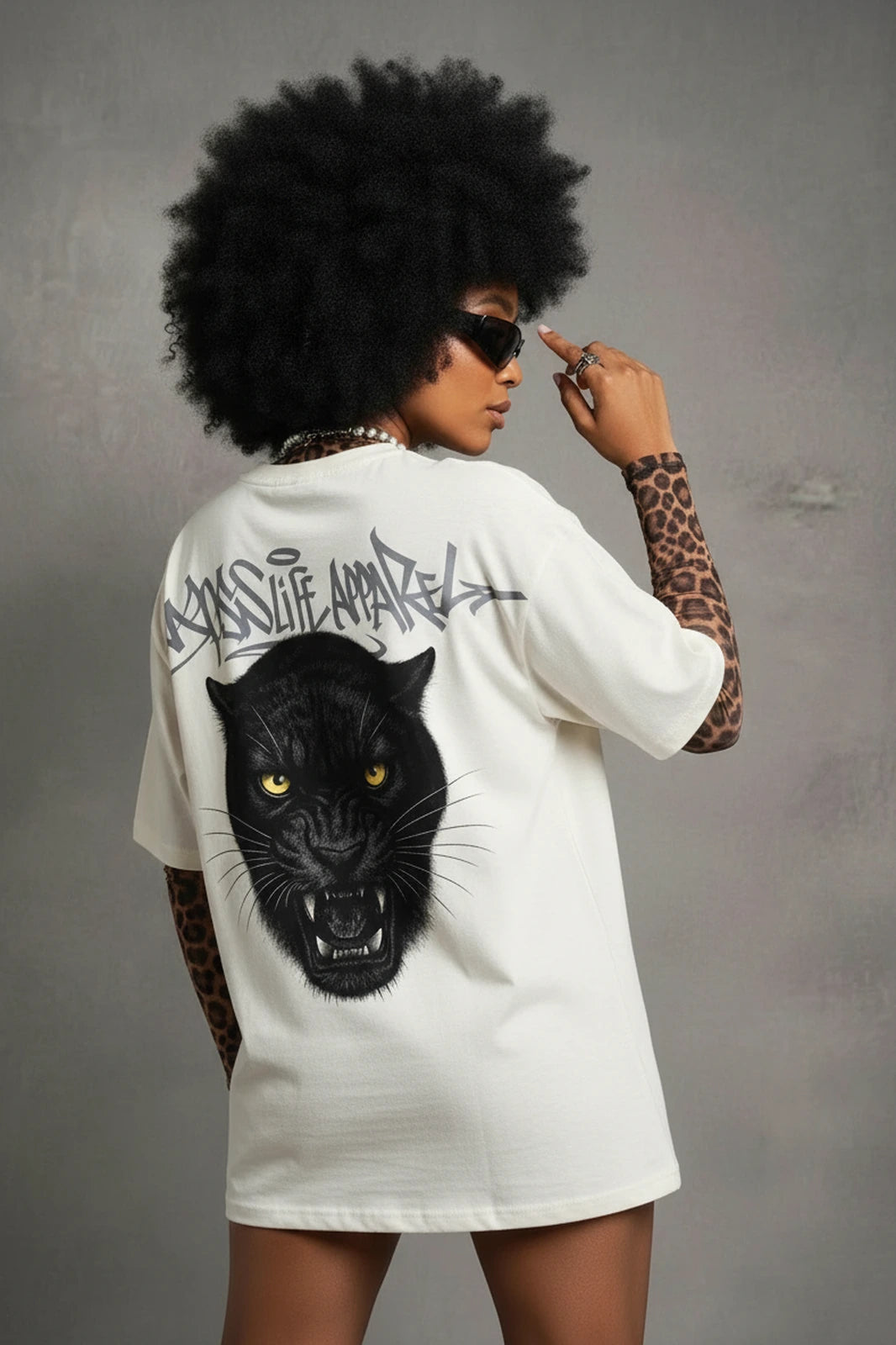 Camiseta oversized feminina Pantera Negra Boss Life off white - costas
