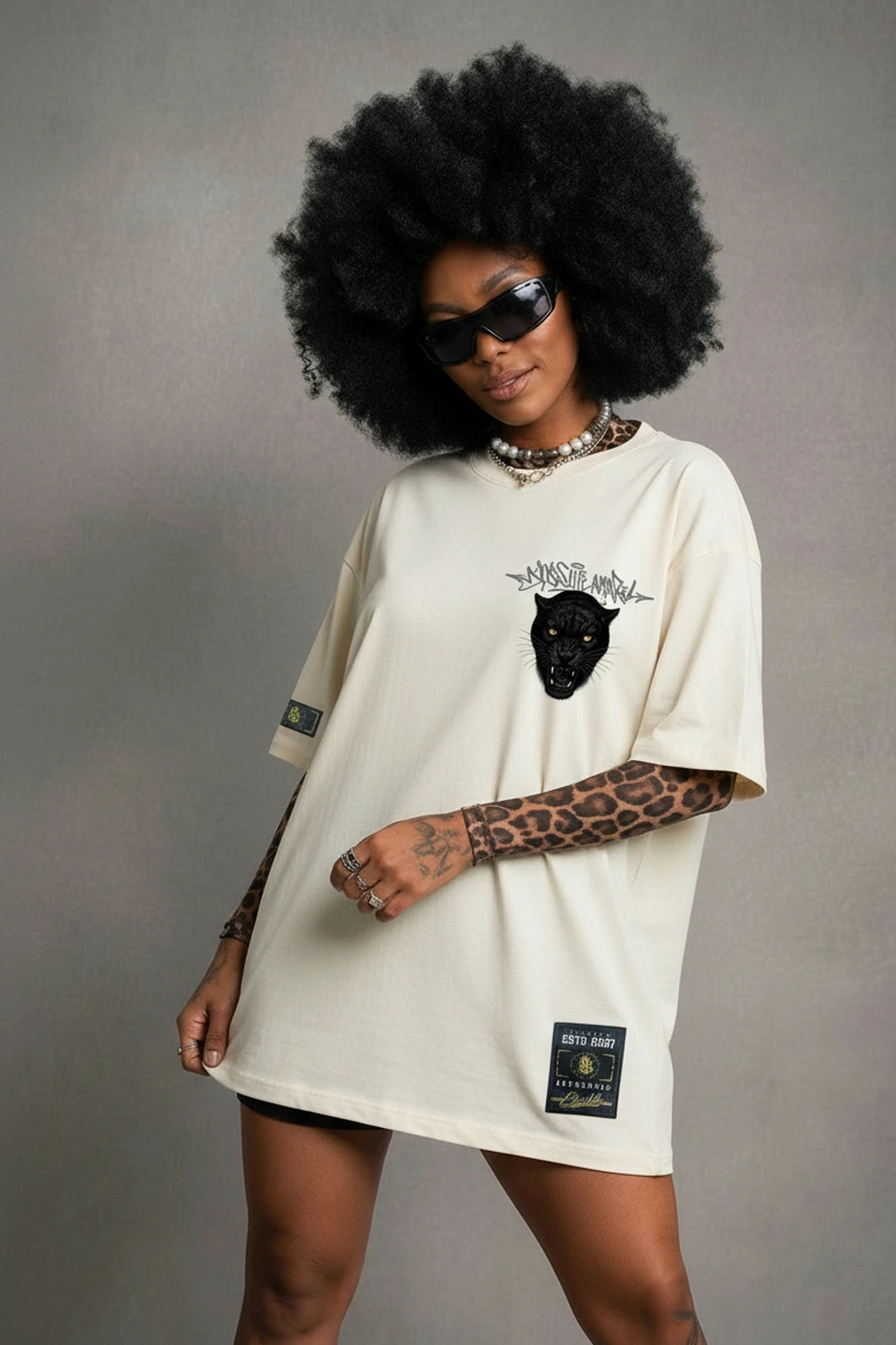 Camiseta oversized feminina Pantera Negra Boss Life off white - frente