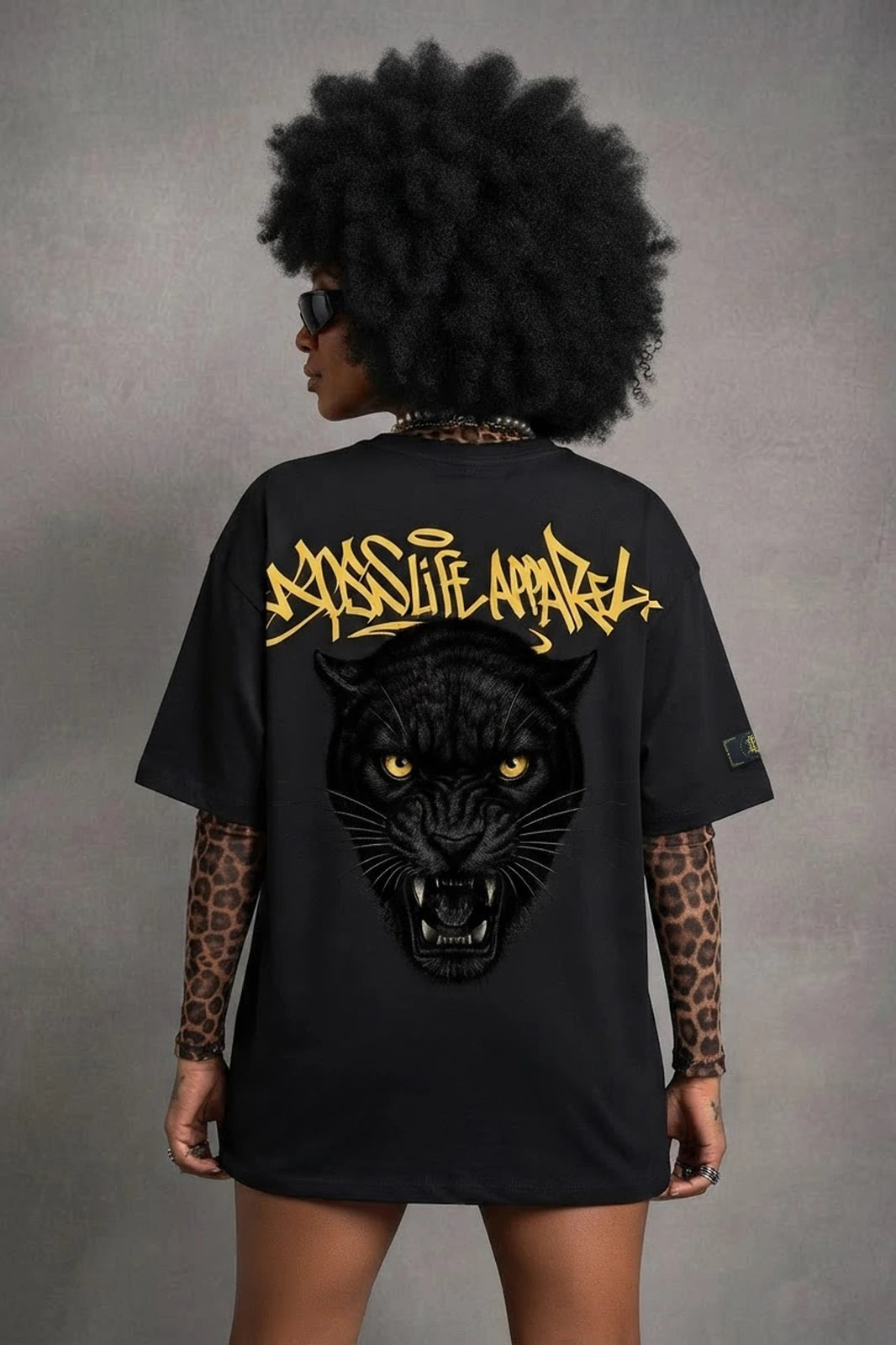 Camiseta oversized feminina Pantera Negra Boss Life preta - costas
