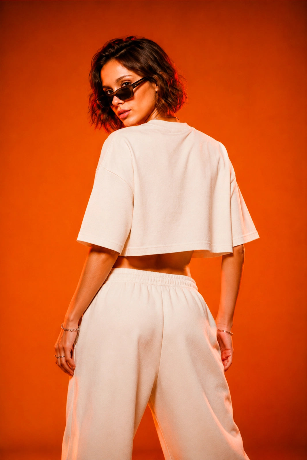 Camiseta cropped over feminina Santa Ceia Boss Life off white, costas