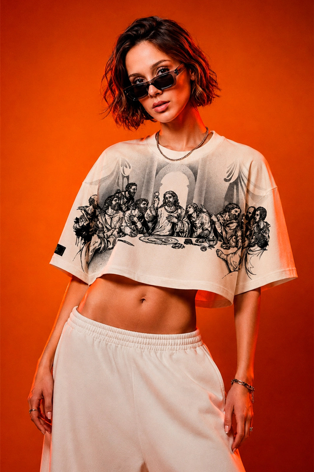Camiseta cropped over feminina Santa Ceia Boss Life off white, frente na modelo