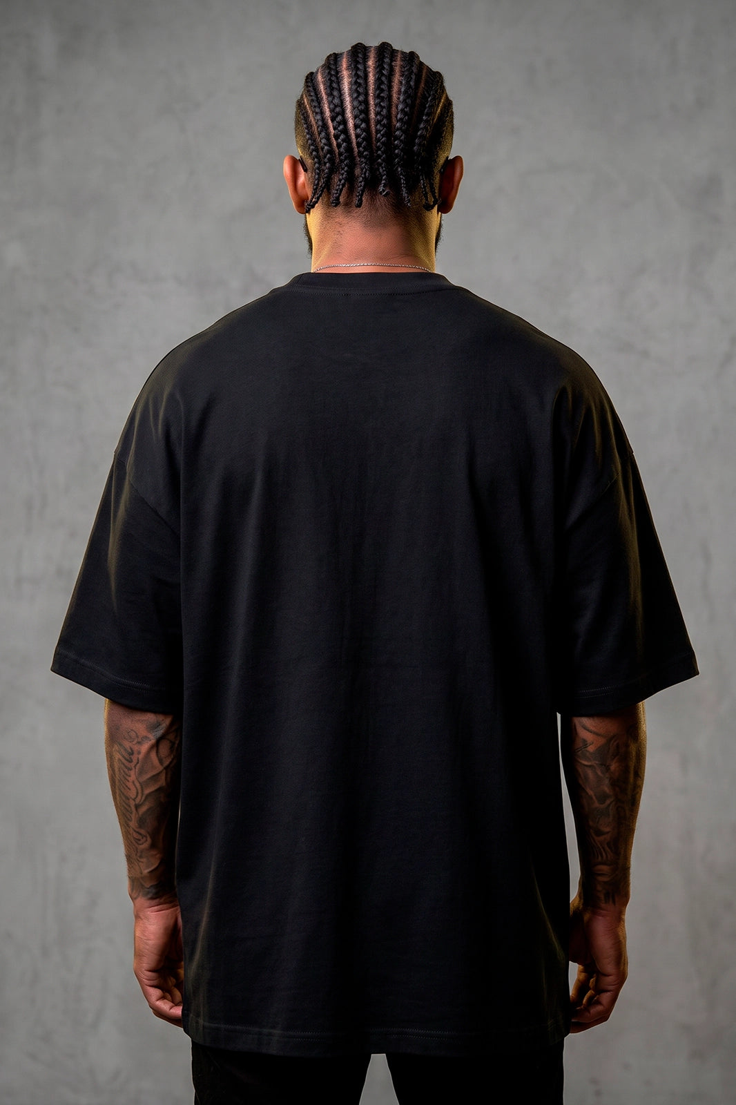 Modelo vestindo a Camiseta Oversized Shock 07 Boss Life preta - costas lisa sem estampa