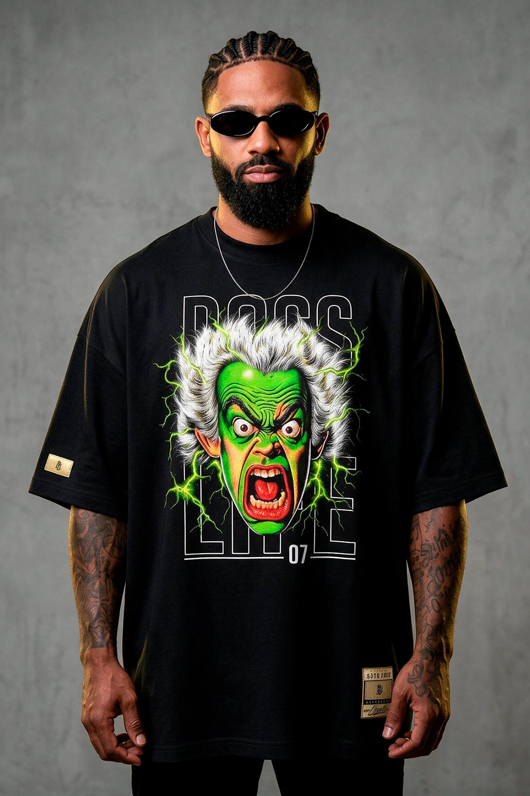 Modelo vestindo a Camiseta Oversized Shock 07 Boss Life preta - frente com estampa do rosto elétrico e lettering BOSS LIFE 07