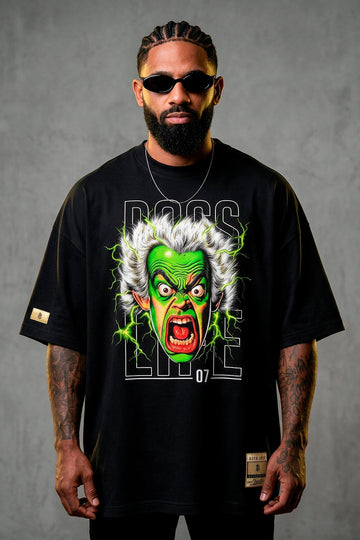 Modelo vestindo a Camiseta Oversized Shock 07 Boss Life preta - frente com estampa do rosto elétrico e lettering BOSS LIFE 07