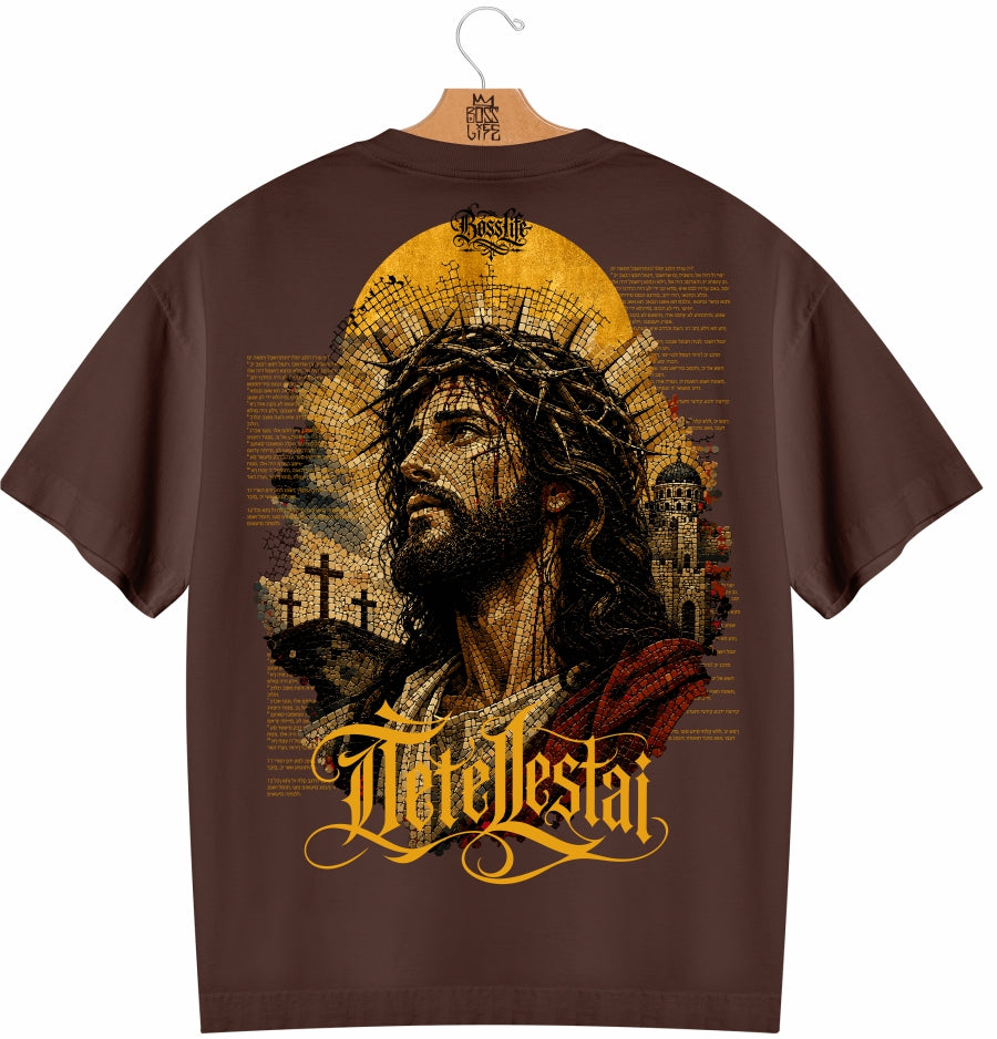 Camiseta Oversized Tetelestai Boss Life café - costas com retrato em mosaico e lettering dourado