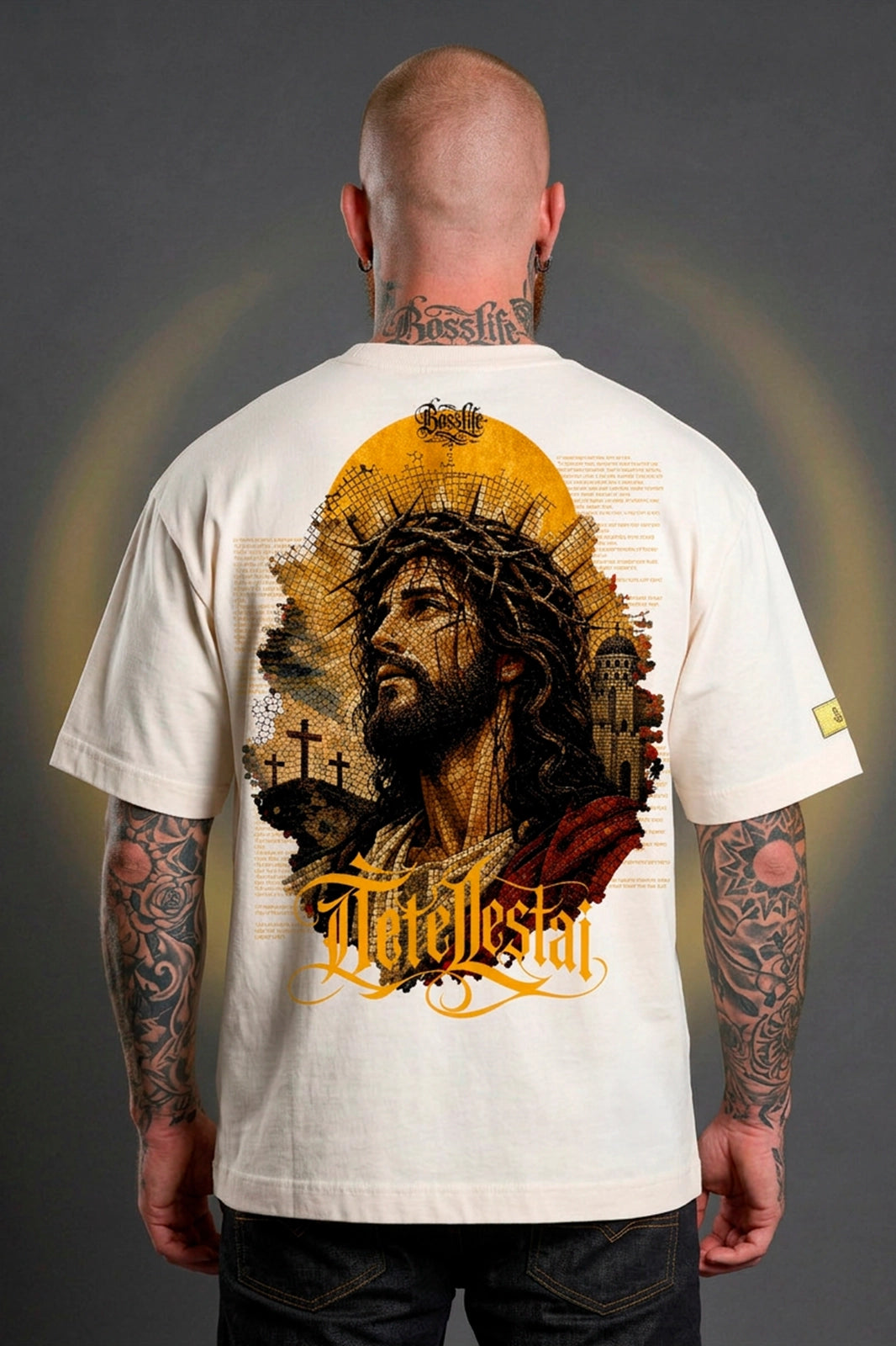 Modelo vestindo a Camiseta Oversized Tetelestai Boss Life off white - costas com retrato em mosaico