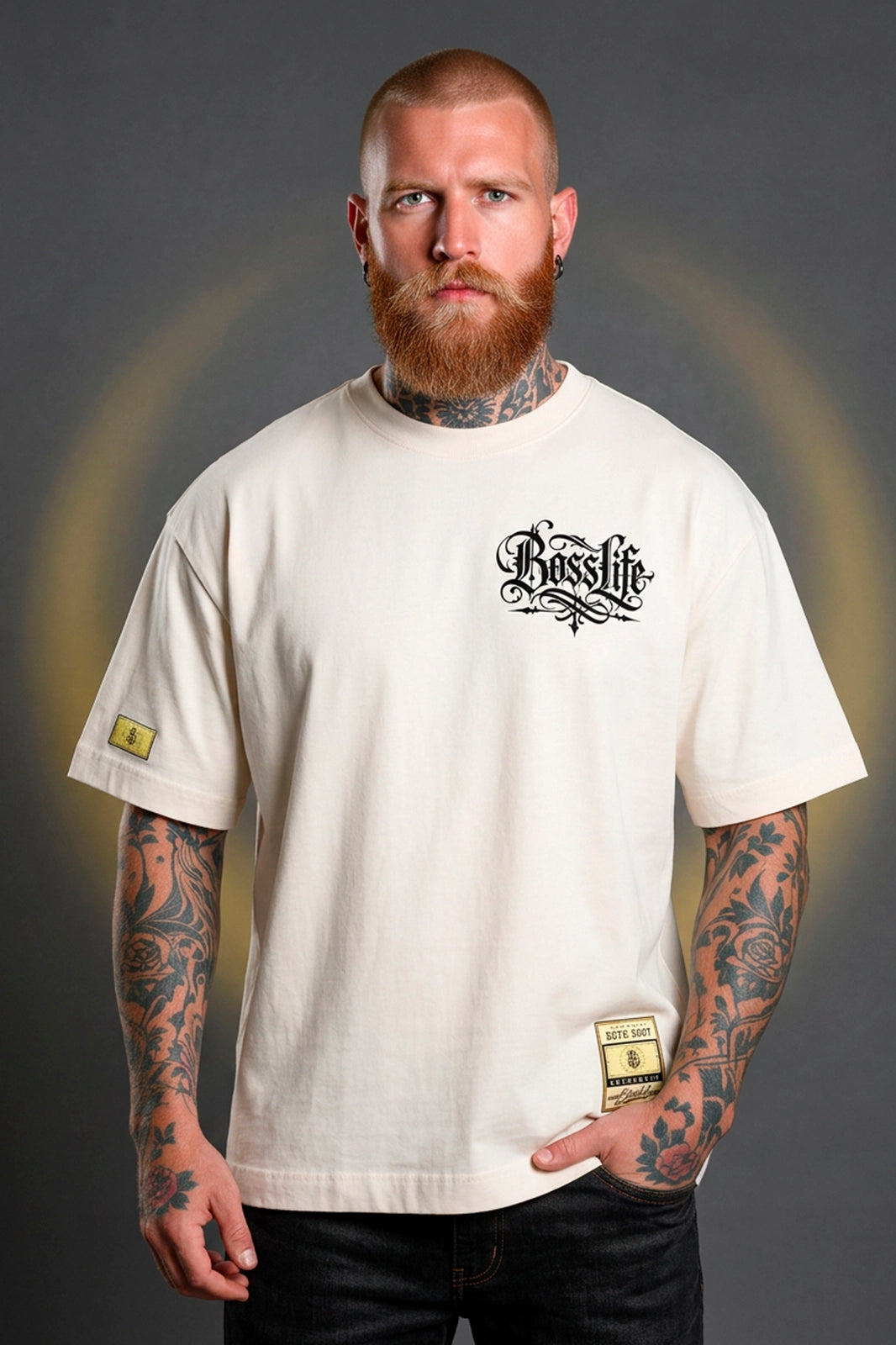 Modelo vestindo a Camiseta Oversized Tetelestai Boss Life off white - frente com assinatura BossLife