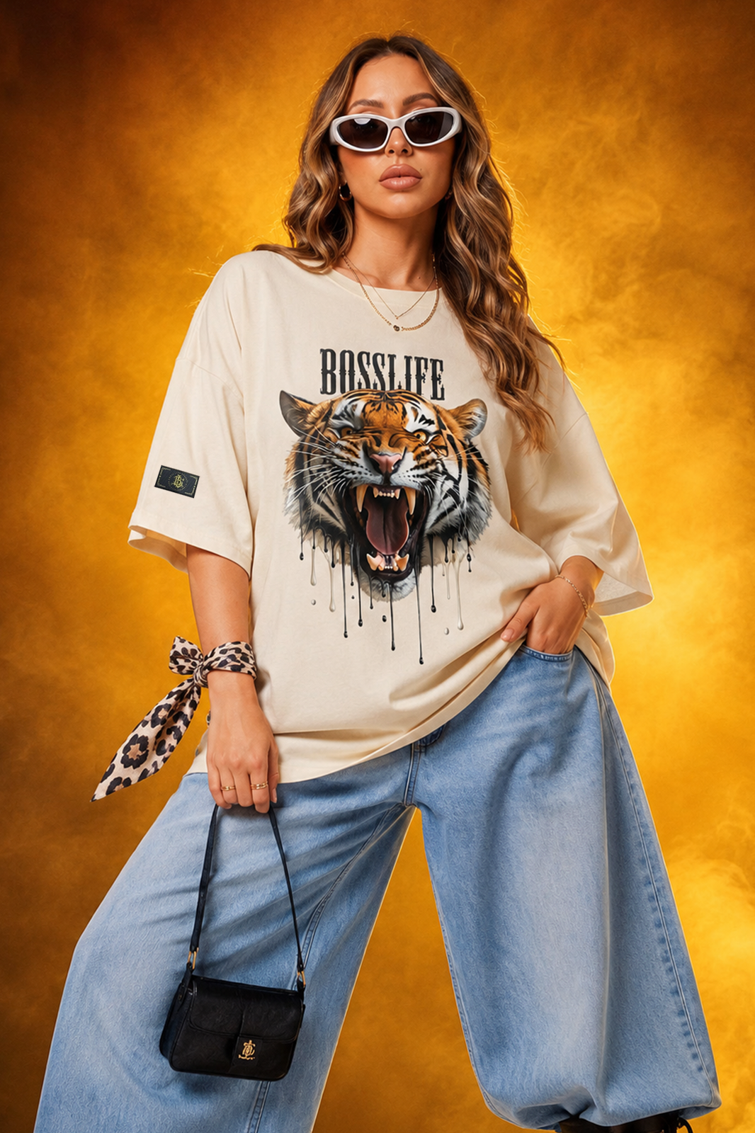 Camiseta oversized feminina Tigre Boss Life off white - detalhe