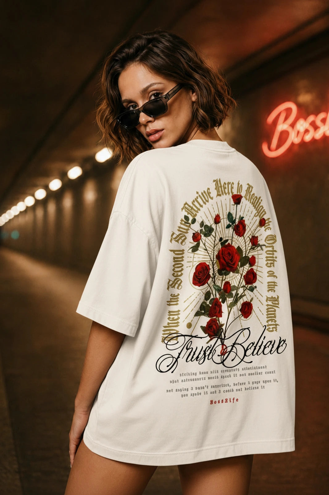 Camiseta oversized feminina Trust and Believe Boss Life off white - costas