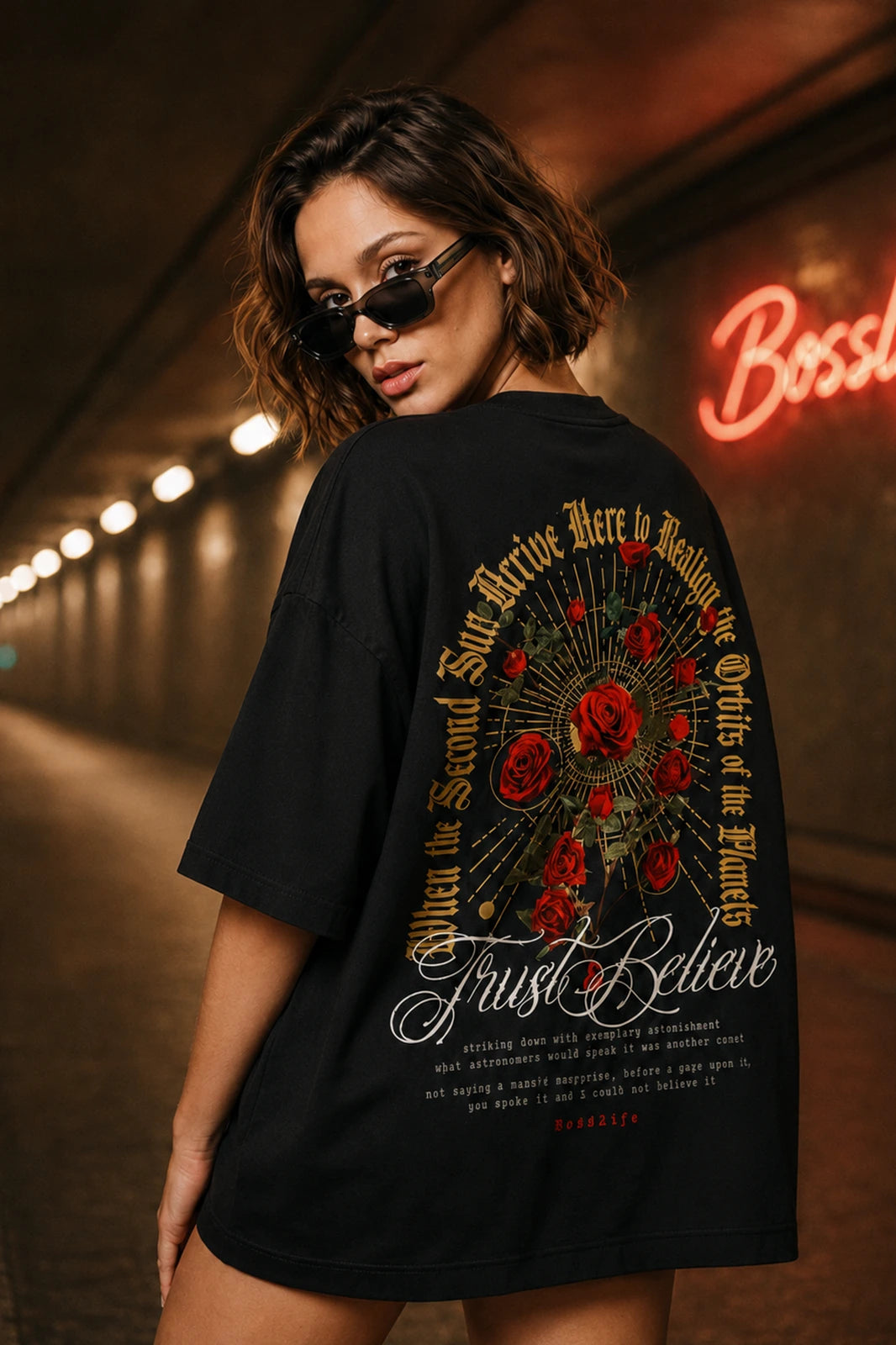 Camiseta oversized feminina Trust and Believe Boss Life preta - costas