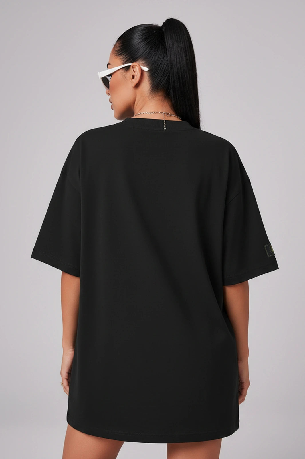 Camiseta oversized feminina Urso Peluciado Boss Life preta - costas